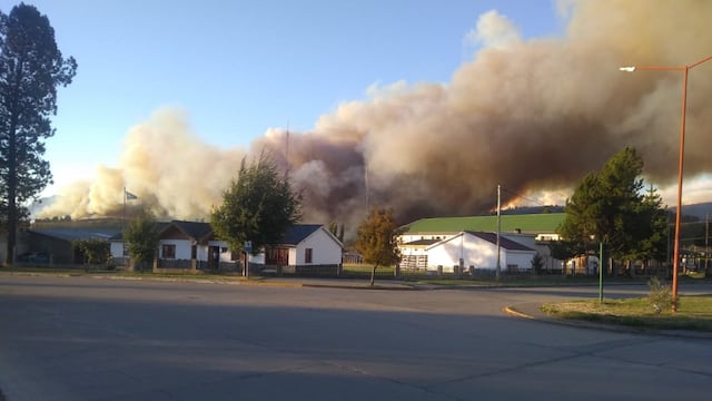 De día, el humo es visible a varios kilómetros.