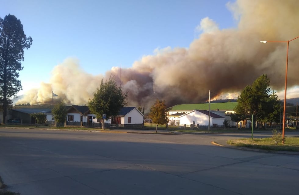 Incendio en la Comarca Andina: no descartan evacuaciones masivas por el avance del fuego
