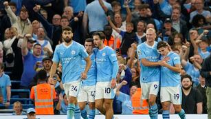 Julián Álvarez recibió el pase de Erling Halaand y la mandó a guardar (AP).