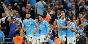 Julián Álvarez recibió el pase de Erling Halaand y la mandó a guardar (AP).