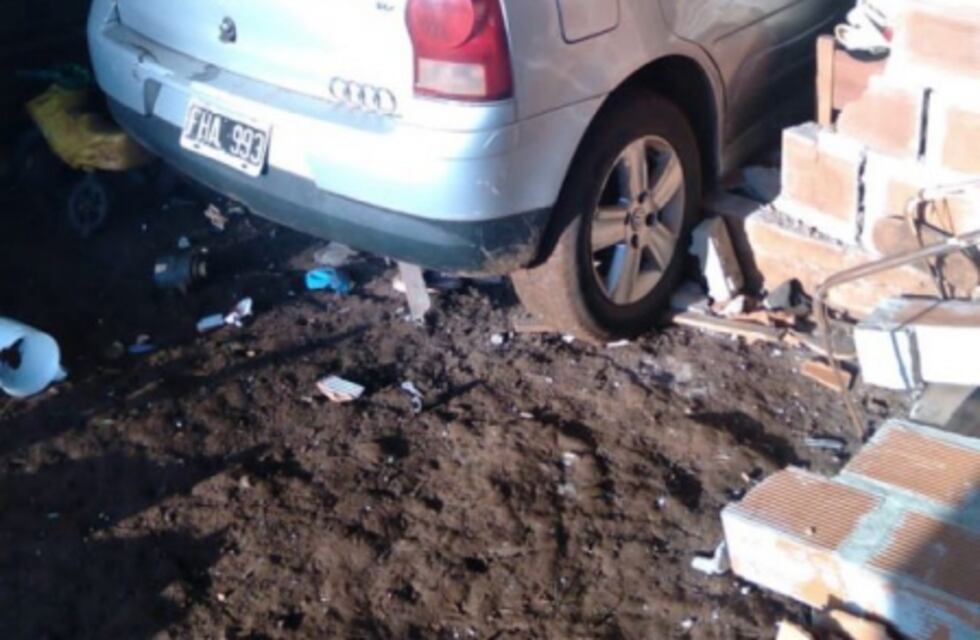 Impactó su vehículo contra una vivienda y huyó de la escena