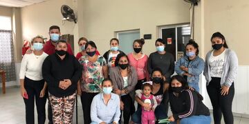 La concejala Valeria Soltermam junto a mujeres, la población que quiere ayudar a encontrar empleo