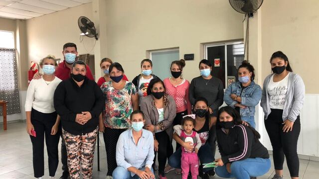 La concejala Valeria Soltermam junto a mujeres, la población que quiere ayudar a encontrar empleo