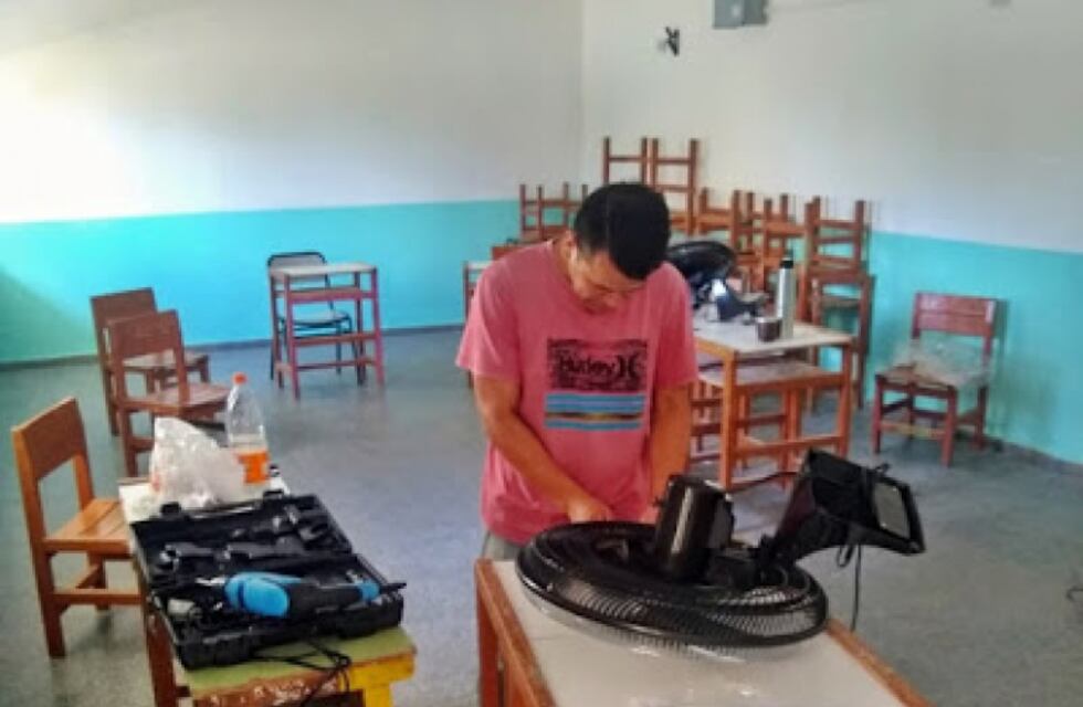 En medio del feriado un par de profesores prepararon las aulas para la vuelta a clases