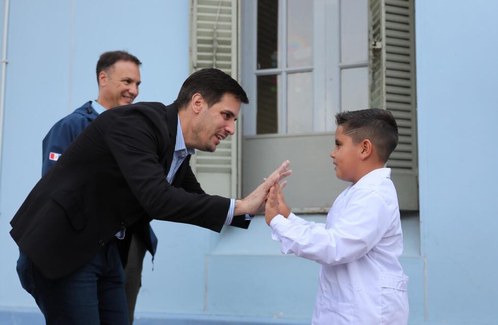 El intendente Leonardo Viotti participó del comienzo del ciclo lectivo en la Escuela Colón