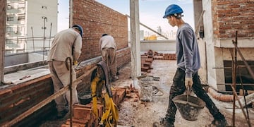 La construcción atraviesa su peor momento en Misiones: la actividad cayó a un tercio y crece la migración de obreros a países vecinos.