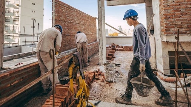 La construcción atraviesa su peor momento en Misiones: la actividad cayó a un tercio y crece la migración de obreros a países vecinos.