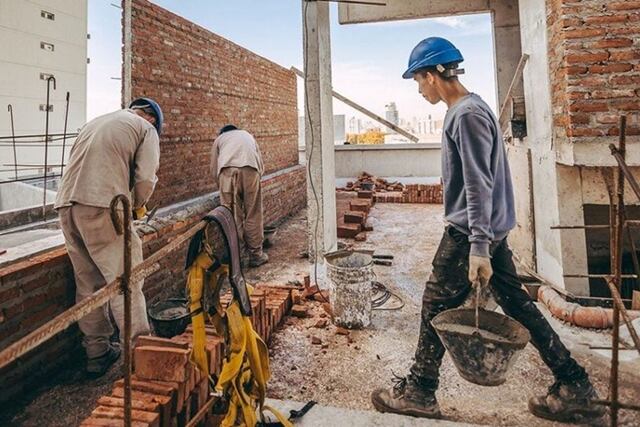 La construcción atraviesa su peor momento en Misiones: la actividad cayó a un tercio y crece la migración de obreros a países vecinos.