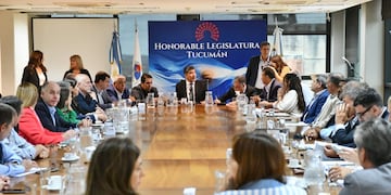 Encabezaron la reunión el vicegobernador, Miguel Acevedo