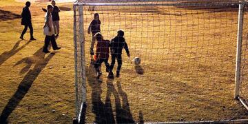 La idea es que los padres de los niños que participan en las escuelas de fútbol puedan asistir al encuentro.