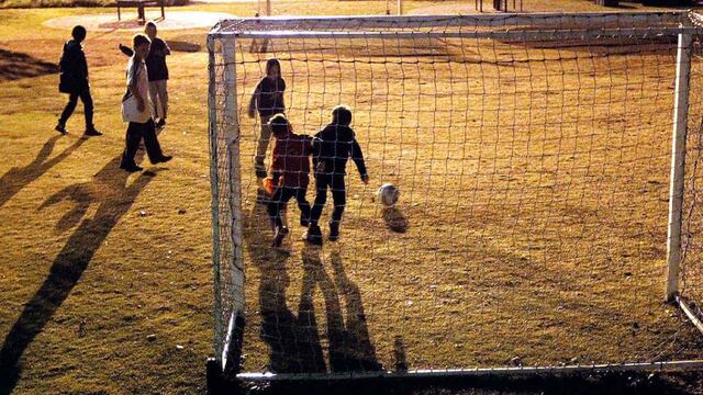 La idea es que los padres de los niños que participan en las escuelas de fútbol puedan asistir al encuentro.