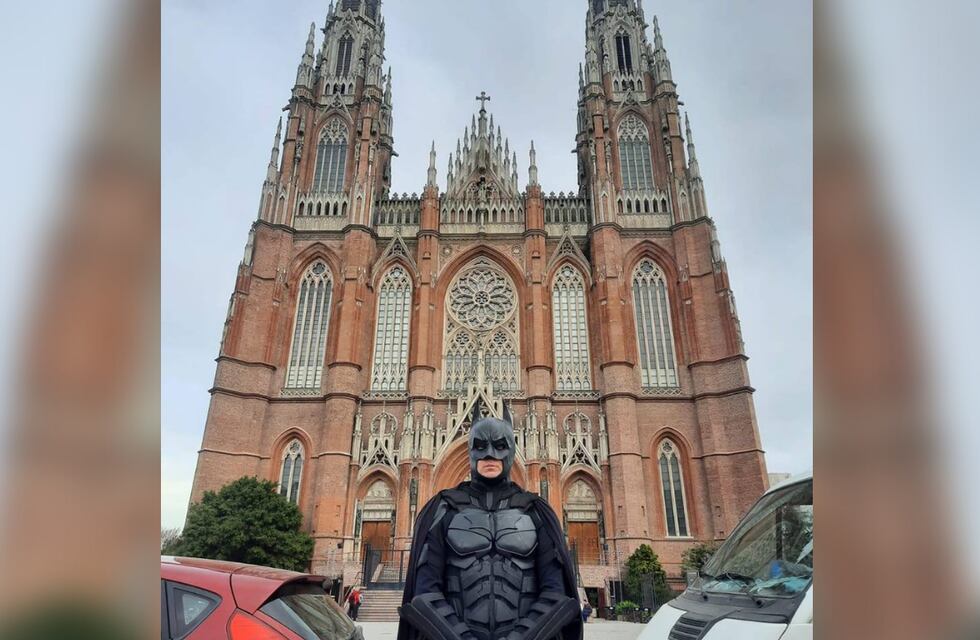 ¿Malentendido?: no dejaron ingresar al Batman Solidario a un hospital de La Plata y la situación generó indignación