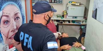 El momento en que ingresa la Policía y ve a la mujer semi inconsciente que este falso médico estaba por operar.
