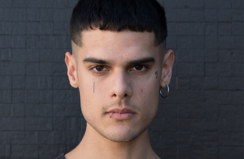 Con notas de sándalo y cedro: cuál es el perfume que usa Ca7riel y cuánto cuesta