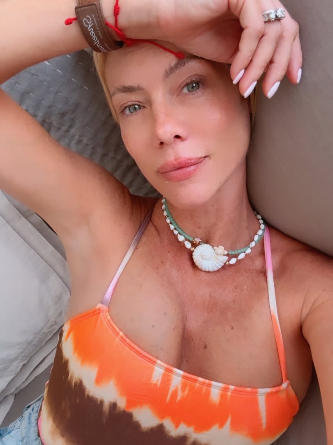 Nicole Neumann se consagró como la reina del verano con un traje de baño de estilo batik y mega escote