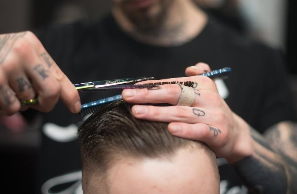 La Plata: fue a cortarse el pelo en Berisso, pero no le gustó cómo quedó y golpeó al peluquero