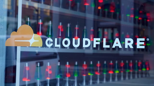 Cloudflare sufrió este 18 de noviembre una caída a nivel mundial. (AP)