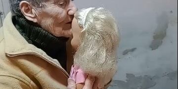 le regaló una muñeca a su abuela por el Día de la Niñez y el video se hizo viral