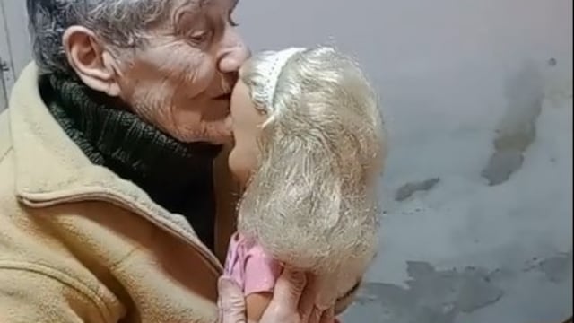 le regaló una muñeca a su abuela por el Día de la Niñez y el video se hizo viral