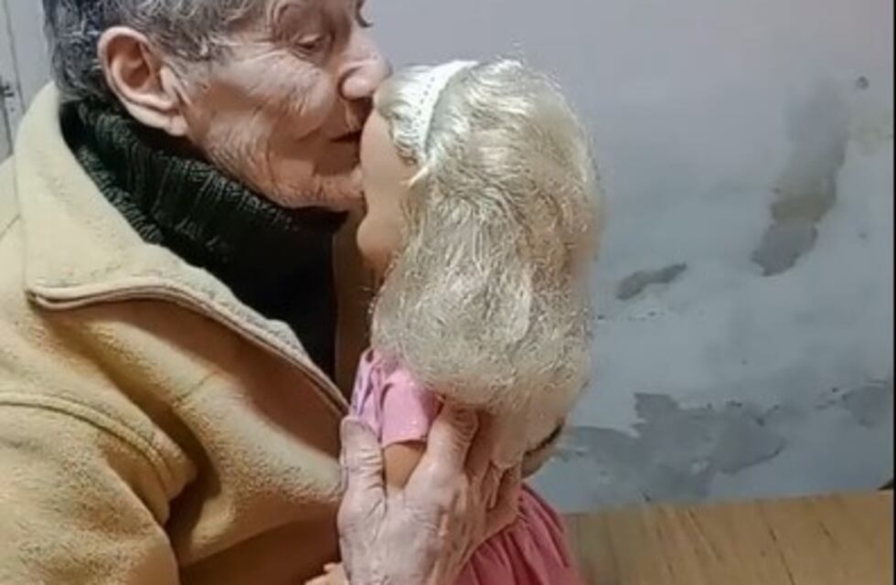 Tres Arroyos: le regaló una muñeca a su abuela por el Día de la Niñez y el video se hizo viral