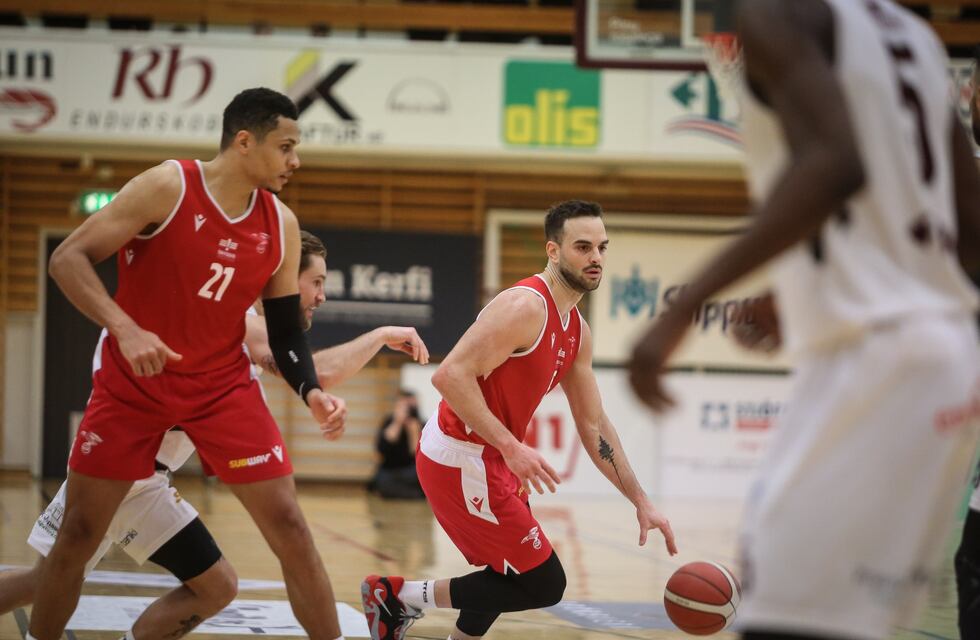 Dos tremendos partidos de Pablo Bertone para cerrar el 2022 y mantener al Valur en la cima