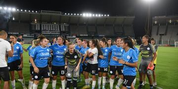 La Pomu Sánchez (3), referente del plantel, con los detalles del festejo Celeste por el Belgrano campeón (Fotografías de Facundo Luque).