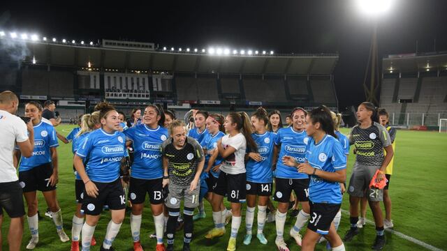La Pomu Sánchez (3), referente del plantel, con los detalles del festejo Celeste por el Belgrano campeón (Fotografías de Facundo Luque).