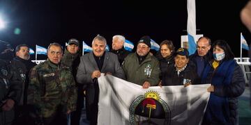 El gobernador Morales entregó una Bandera de la Libertad Civil a los veteranos de guerra congregados en Tierra del Fuego para la vigilia por el 2 de Abril.