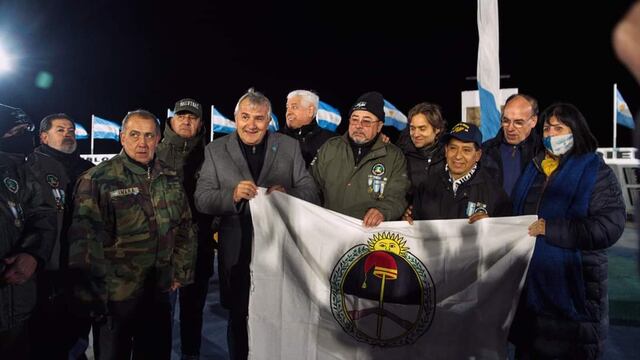 El gobernador Morales entregó una Bandera de la Libertad Civil a los veteranos de guerra congregados en Tierra del Fuego para la vigilia por el 2 de Abril.