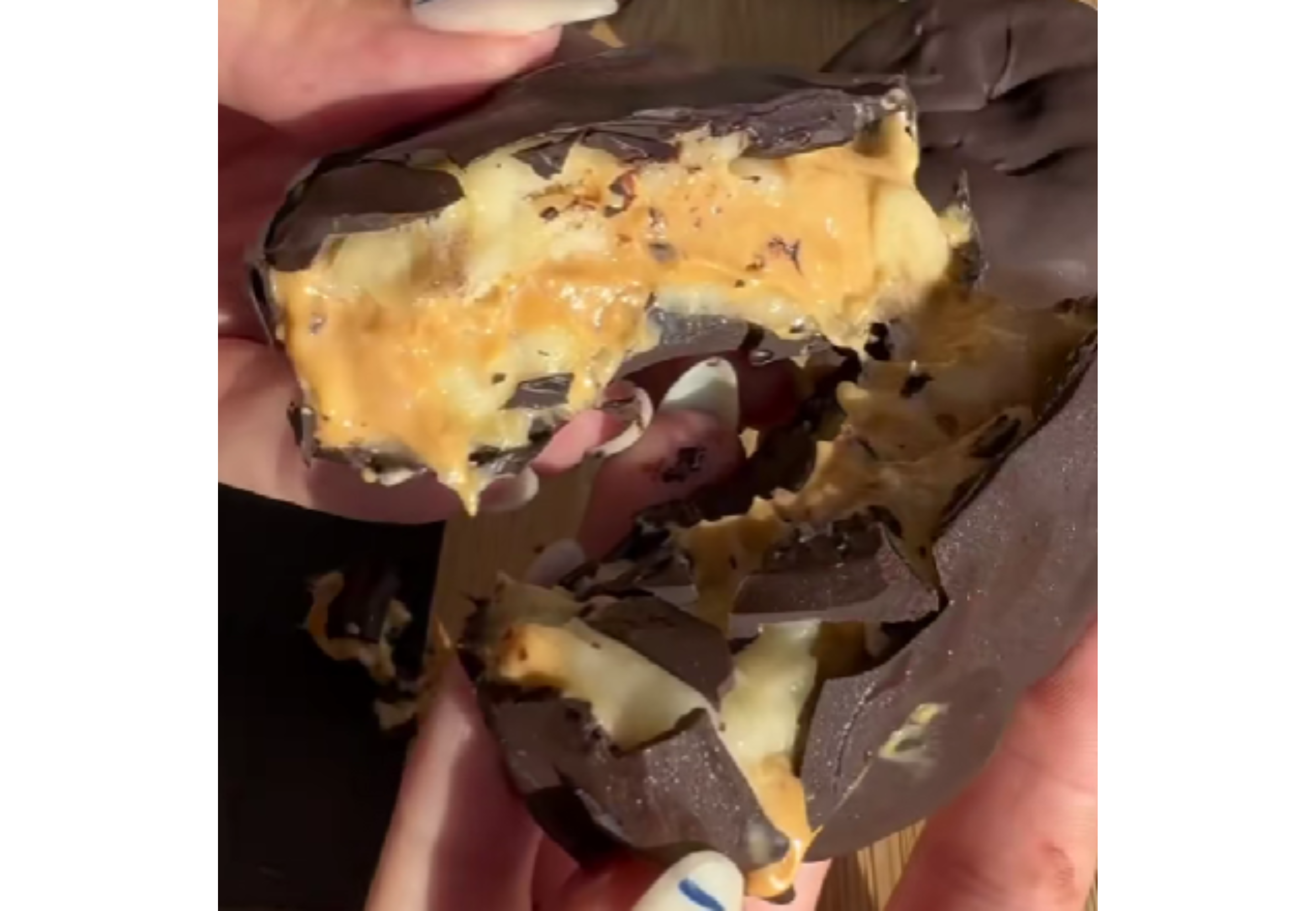 Así queda el alfajor helado de banana split.