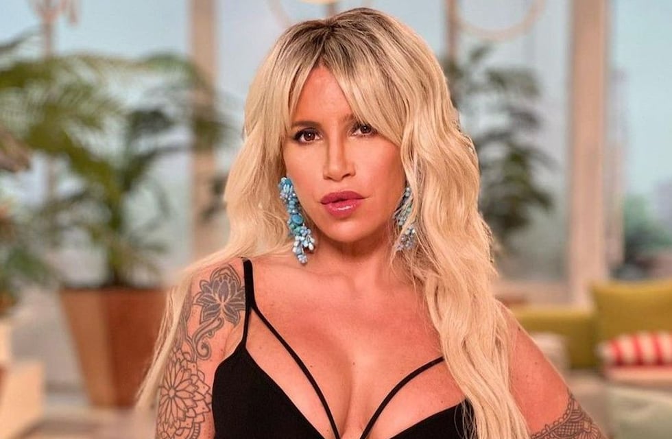 Flor Peña desafió a Instagram y posó con un vestido de aberturas desde el plano que la dejan