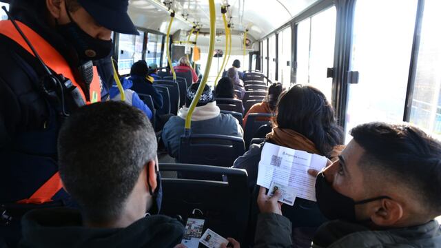 Un efectivo solicita el permiso para circular a un ocupante de un colectivo en Córdoba (José Hernández/LaVoz).