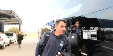 Guillermo Farré baja del colectivo que trasladó al plantel celeste desde Córdoba hasta Rosario, donde concentran esperando el duelo de este domingo en San Nicolás. (José Gabriel Hernández / Enviado especial)