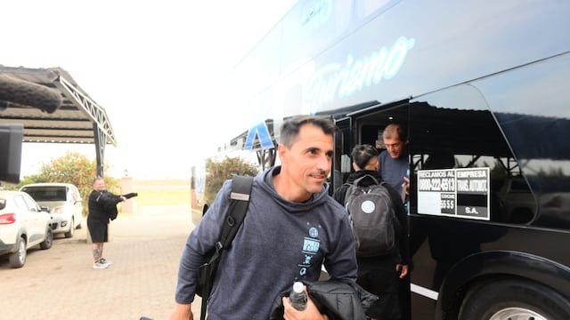 Guillermo Farré baja del colectivo que trasladó al plantel celeste desde Córdoba hasta Rosario, donde concentran esperando el duelo de este domingo en San Nicolás. (José Gabriel Hernández / Enviado especial)