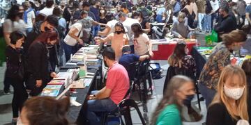 Rosario celebró la Noche de las Peatonales con propuestas comerciales, artísticas y gastronómicas sobre las calles Córdoba y San Martín.