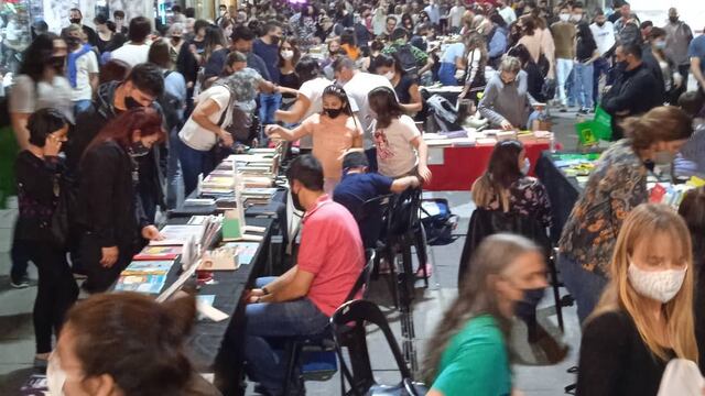 Rosario celebró la Noche de las Peatonales con propuestas comerciales, artísticas y gastronómicas sobre las calles Córdoba y San Martín.