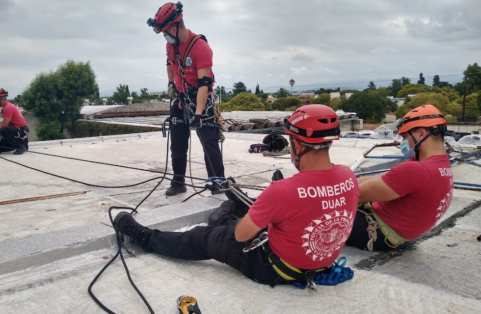 De milagro: recibió una descarga eléctrica a ocho metros de altura y sobrevivió