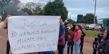 Tras la muerte de una motociclista, vecinos de Colonia Delicia exigen mayor seguridad vial.