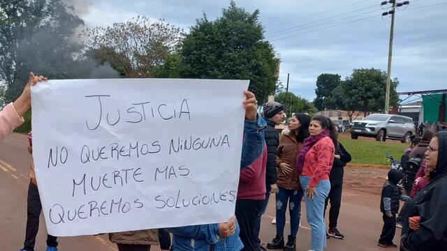 Tras la muerte de una motociclista, vecinos de Colonia Delicia exigen mayor seguridad vial.
