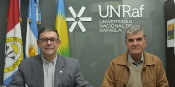 El Rector de la UNRaf, Dr\u002E Rubén Ascúa, junto al Socio Gerente de Pirámide S\u002ER\u002EL\u002E Omar Agüero, durante la firma del contrato\u002E
