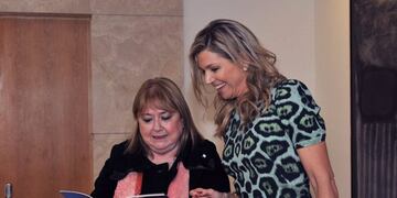 PAR03 PARu00cdS (FRANCIA), 10/03/2016.- La reina Mu00e1xima de Holanda saluda mientras abandona el palacio del Elu00edseo en Paru00eds, Francia, hoy, 10 de marzo de 2016. Los monarcas holandeses realizan una visita oficial de dos du00edas al pau00eds. EFE/CHRISTOPHE PETIT TESSON paris francia reina maxima de holanda visita oficial de los reyes de holanda reyes luego del almuerzo en el palacio presidencial reyes holandeses