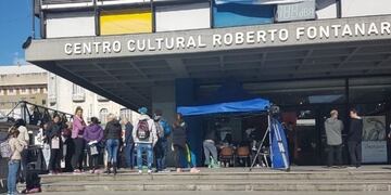 Por el cierre temporario de la sede de Anses en Sarmiento y Rioja, habilitaron una oficina móvil en la Plaza Montenegro\u002E