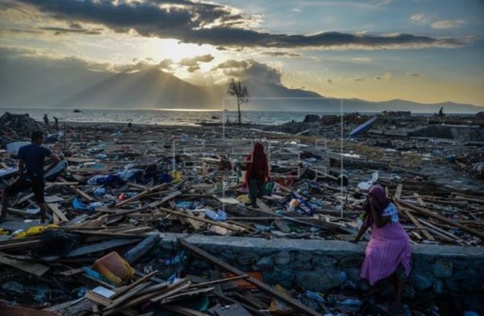 Un tsunami dejó al menos 40 muertos en Indonesia