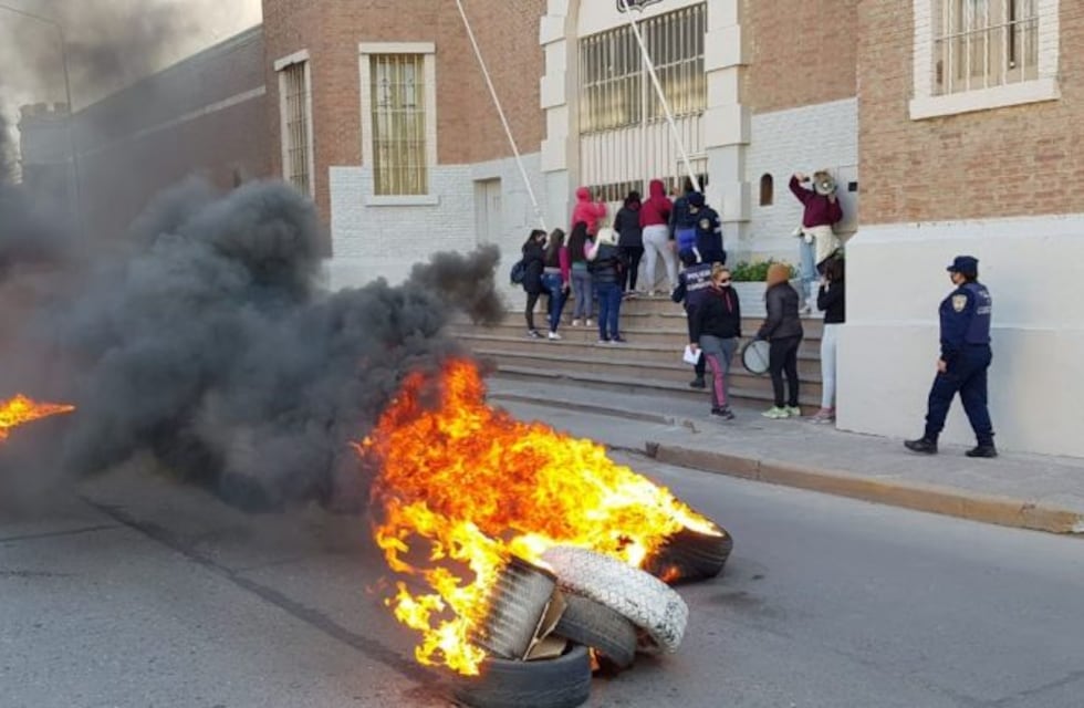 Familiares de los presos protestaron tras los casos de coronavirus