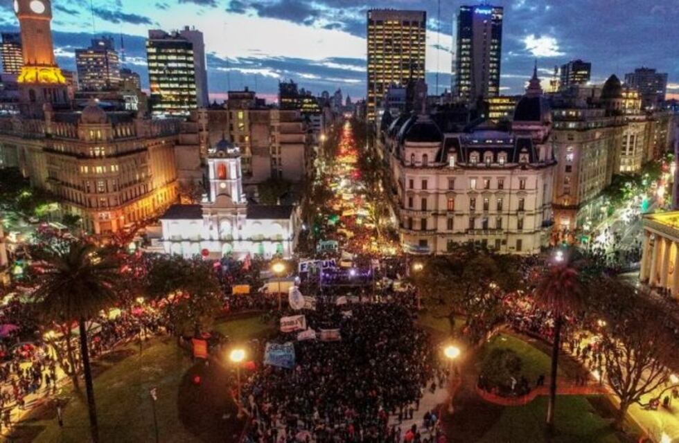 Una multitud de universitarios marchó en todo el país en defensa de "la educación pública"