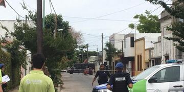 Un expolicía de la Bonaerense se encuentra atrincherado en el baño de su casa tras asesinar a su hijastro de 10 años y herir a su mujer\u002E