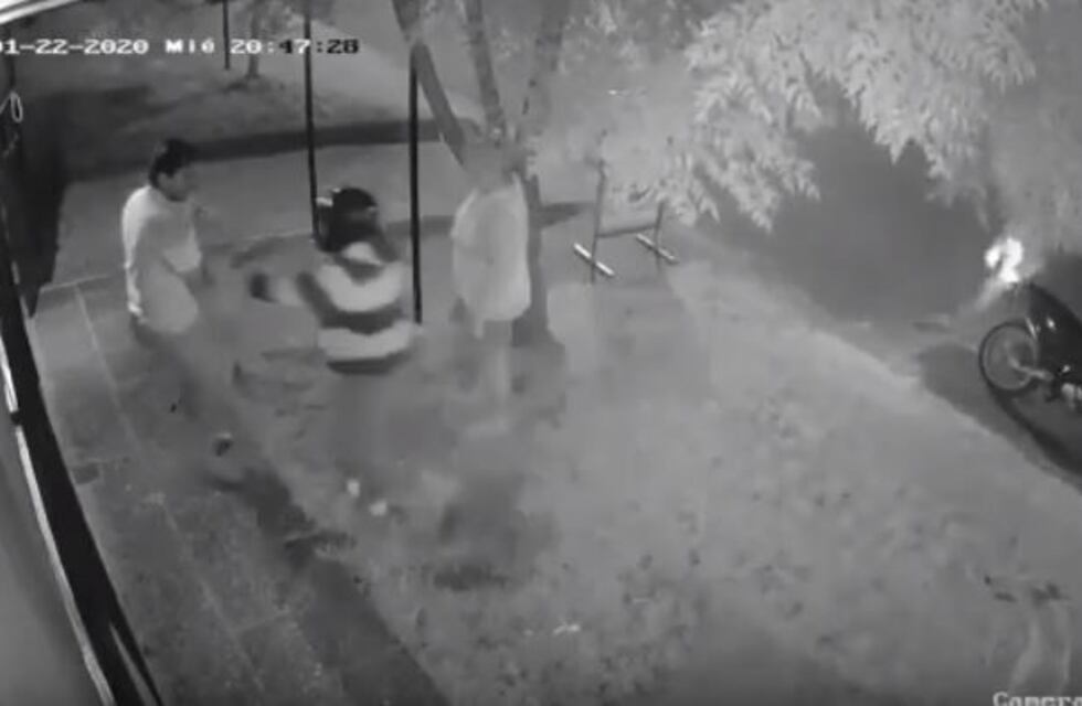 Robaron a mano armada y quedaron registrados en las cámaras de seguridad