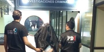 Avejera de compras en la Docta cuando fue interceptado por los uniformados\u002E (@minsegsf)
