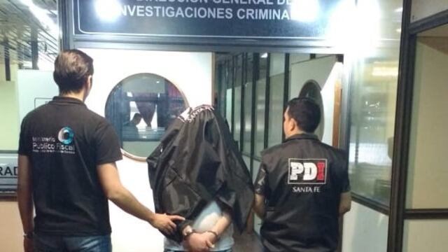 Avejera de compras en la Docta cuando fue interceptado por los uniformados\u002E (@minsegsf)