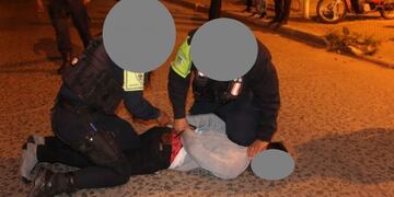 Los uniformados tuvieron que detener al joven que se negó al control\u002E (Prensa Dirección de Tránsito)